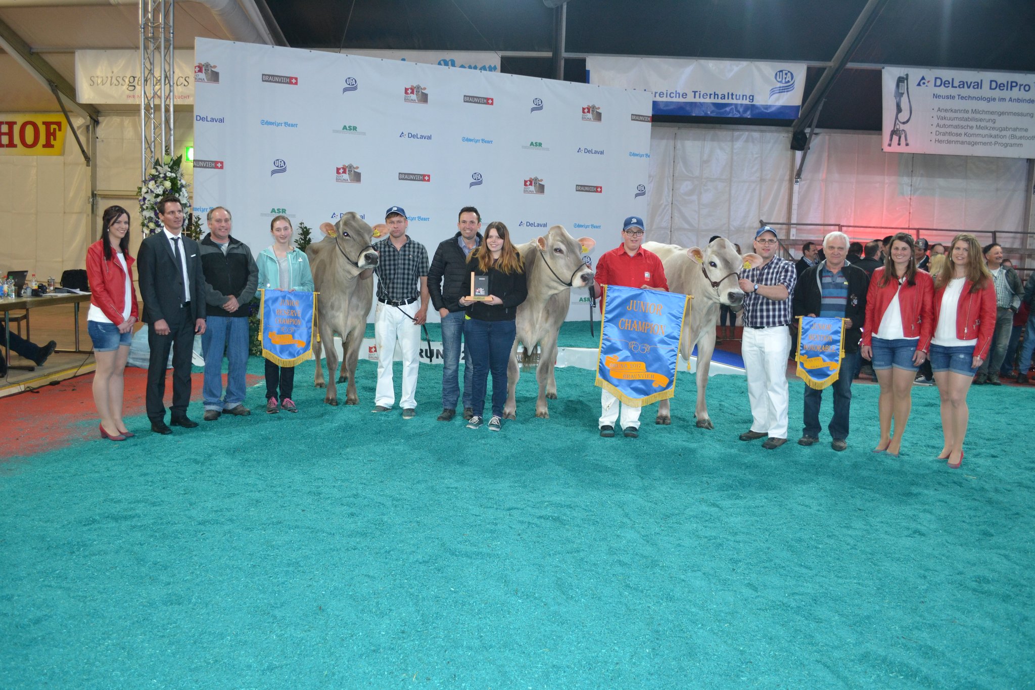 Championwahl (v. l. n. r.). Reserve: Fantastic Priscilla von Rolf Bänziger aus Grub SG; Champion: Rofflers Fantastic Ternova von Thomas Roffler, Grüsch GR und die Mention Etterlins BS Silverstar Luzia von Alfred und René Etterlin aus Obfelden. .