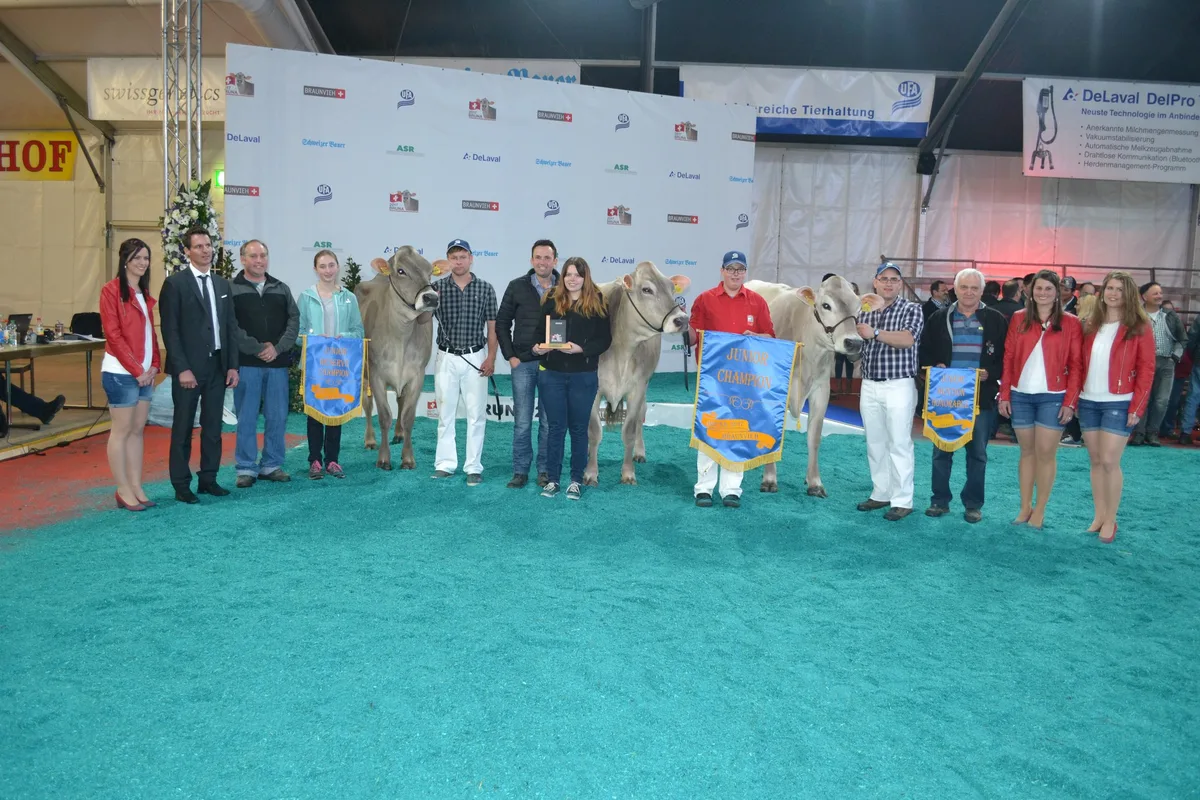 dca8b006d35dd564742e65dfdad058fcf6f5d14b Championwahl (v. l. n. r.). Reserve: Fantastic Priscilla von Rolf Bänziger aus Grub SG; Champion: Rofflers Fantastic Ternova von Thomas Roffler, Grüsch GR und die Mention Etterlins BS Silverstar Luzia von Alfred und René Etterlin aus Obfelden. .