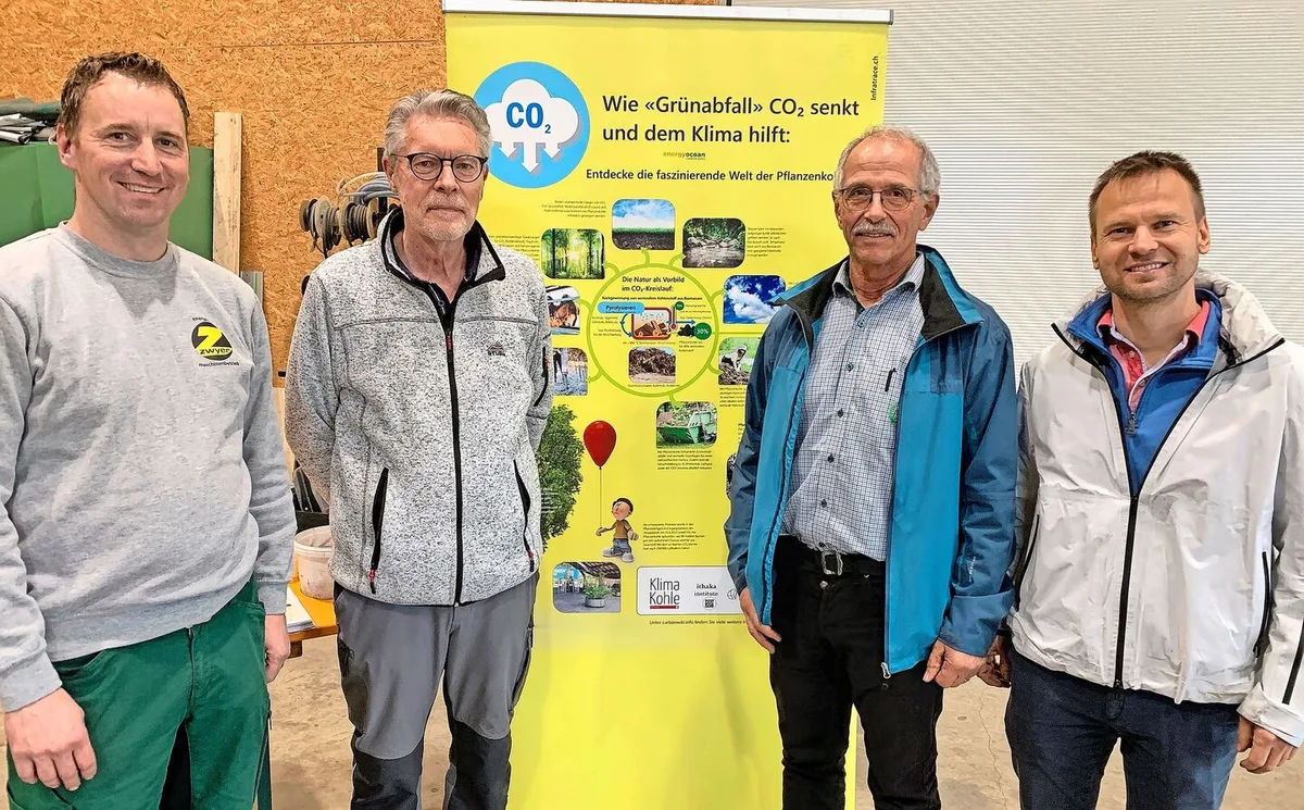 e03a099c624940c35039c307db04f2e2036983066a72bdbff75c23e09455b271 Referierten über den Nutzen von Pflanzenkohle: Michi Zwyer, Roland Christen, Fredy Abächerli und Benjamin Schmeisser (v. l.).