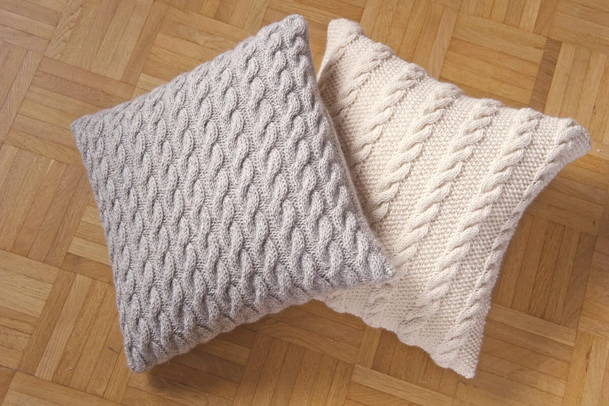 4c768d6d26bf14d99b508147a29c1e192c5c6d95 Dekorative Kissen mit Zopfmuster selber stricken. (Foto: Avesani Verlag)