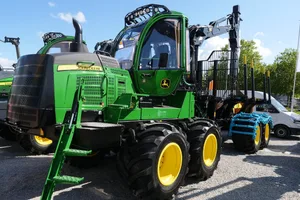 Der John Deere-Rückezug hat eine selbstnivellierende Kabine. Bild: Beat Schmid