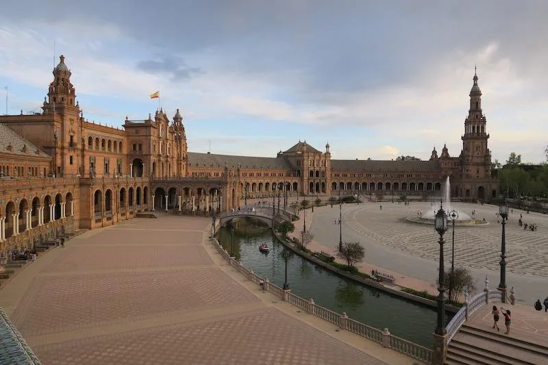 4a65725c99444e3ba67ccb18f346239d41e1c7ba Die Plaza de España in Sevilla: Normalerweise ein Touristenmagnet, während der BauernZeitungs-Leserreise wie verlassen. (Bilder Sebastian Hagenbuch)