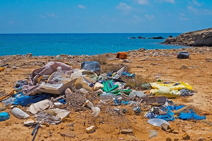 Tonnenweise Plastikmüll wurde an Stränden der Nordseeinseln vor den Niederlanden und Deutschland angespült. (Symbolbild Pixabay)