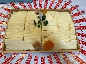 Auch mit 29 Stunden Verarbeitungszeit bleibe die Qualität des Emmentaler AOPs hoch, verspricht Alfred Rufer, Vizedirektor von Emmentaler Switzerland.