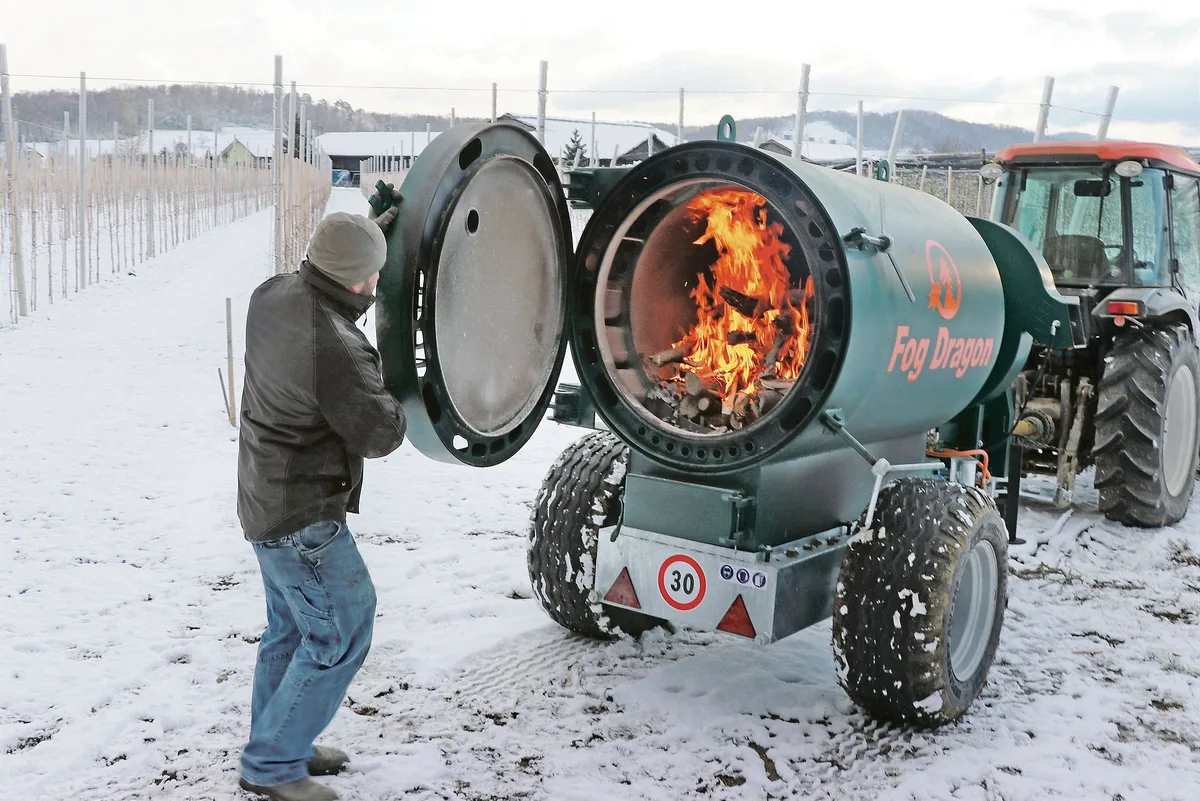 459a8b476e9d03aefb564fae2c5251eb8f40e29f Andreas Suter hat den Fog Dragon eingefeuert: Er rechnet mit einem Verbrauch von rund zwei Ster Holz pro Frostnacht. (Bild Ruth Aerni)