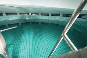 Ein 90 Kilo schwerer Mann müsste täglich 13'500 Liter Grundwasser mit Chlorothalonil oder dessen Metaboliten trinken, um die maximale Tagesdosis ETD zu erreichen.