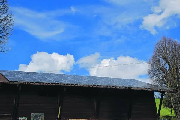 33c2b0a3db23aeb2108bff92f252dd7401fa3602 Seit 2014 werden kleine Photovoltaikanlagen (PV-Anlagen) mit einer Leistung bis 30 kW mit der Einmalvergütung gefördert. (Bild Peter Fankhauser)