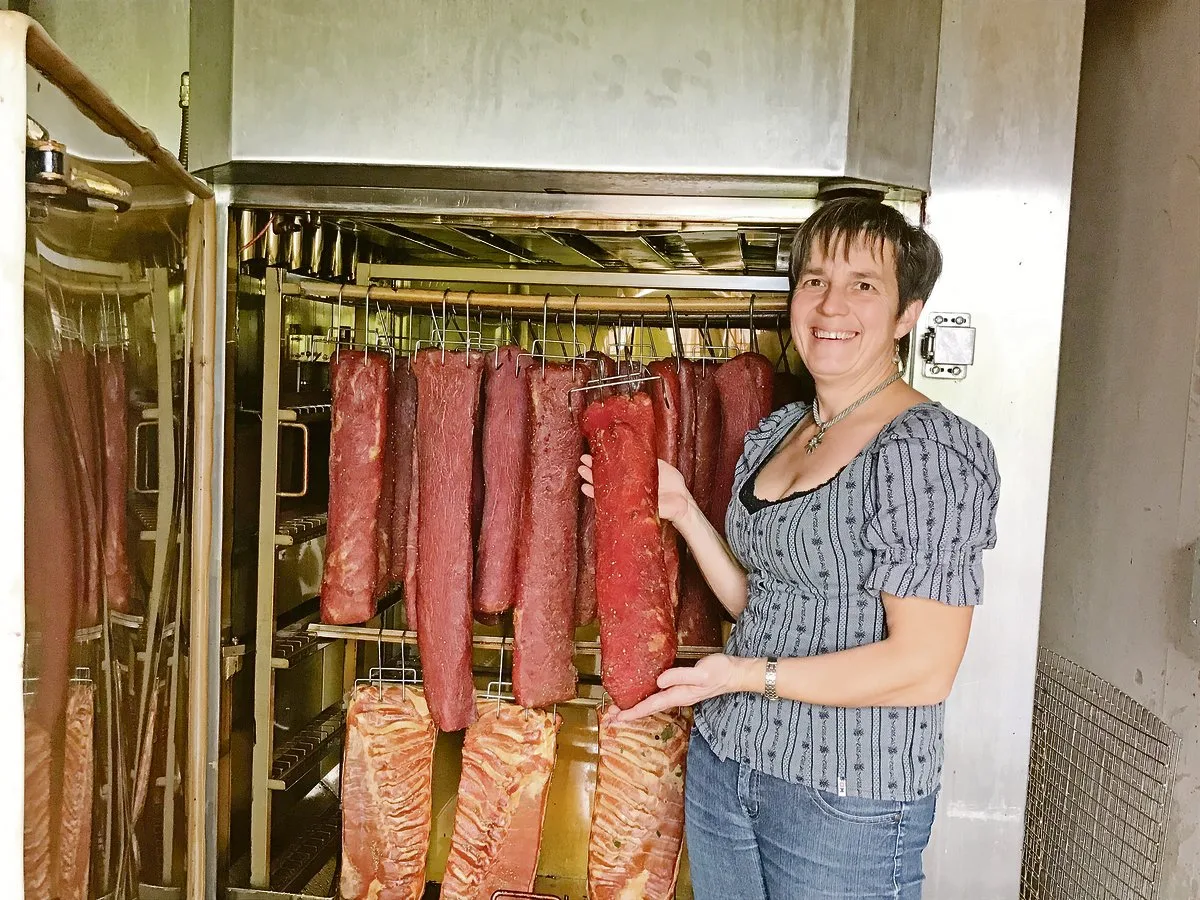 d42f8d931f66a0643518477d55f1aeb6f0c7dcfc Claudia Speck räuchert in ihrem Ofen hauptsächlich Schweins-Mostbröckli und Speckseiten. Mit einer neuen umweltfreundlichen Technologie können nun die Räucherzeiten verkürzt werden. (Bild Alexandra Stückelberger)