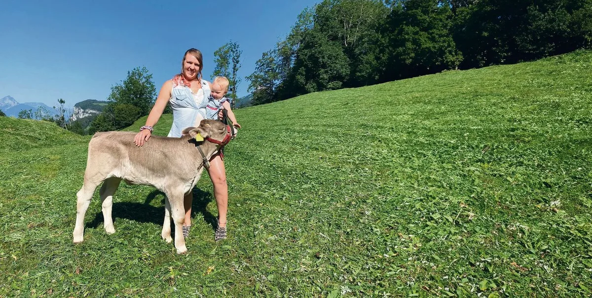 b8db0acdef1fe7fea3903acb181de02cb7a73aea84c93c16cfb0ac63188b665d Christine Elsener mit Tochter Milena (fast 1 Jahr) und einem Kalb ihres Vermieters. Die Liebe zu Tieren scheint sich vererbt zu haben, wenn man sich die begeisterte Miene der Kleinen so anschaut.