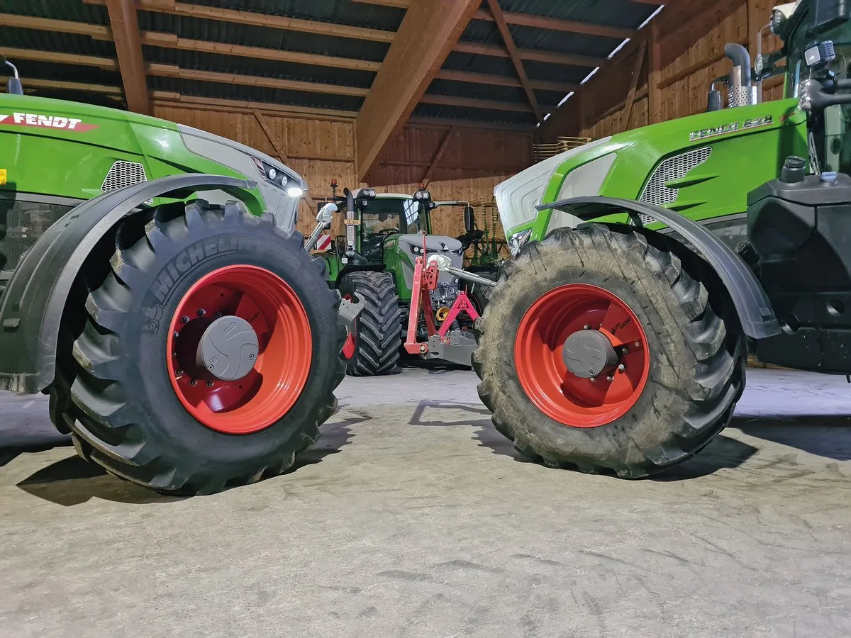 3b0b029d72ffb30f93548a0b8a3b5172ebe6b384 Die Grosstraktoren der Andrey und Schafer Lohnunternehmung AG sind ab Werk mit Fendt Vario Grip ausgerüstet. Die Luftleitungen sind mit Drehdurchführungen durch die Naben geführt und die Verstellung erfolgt am Terminal. Bild: Beat Schmid