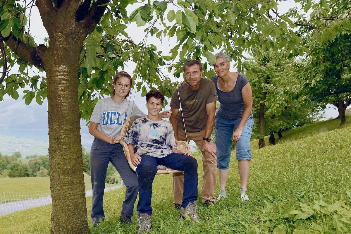 6b0ad094b2213bf9a9f11571b27d1289fba91a1156f095ac5eed7fdcdabc5530 Die 15-jährige Sofia Styger, Agriviva-Praktikant Mauritz und das Betriebsleiterpaar Roman und Susanne Styger blicken auf zwei lebhafte gemeinsame Wochen zurück (v. l.).