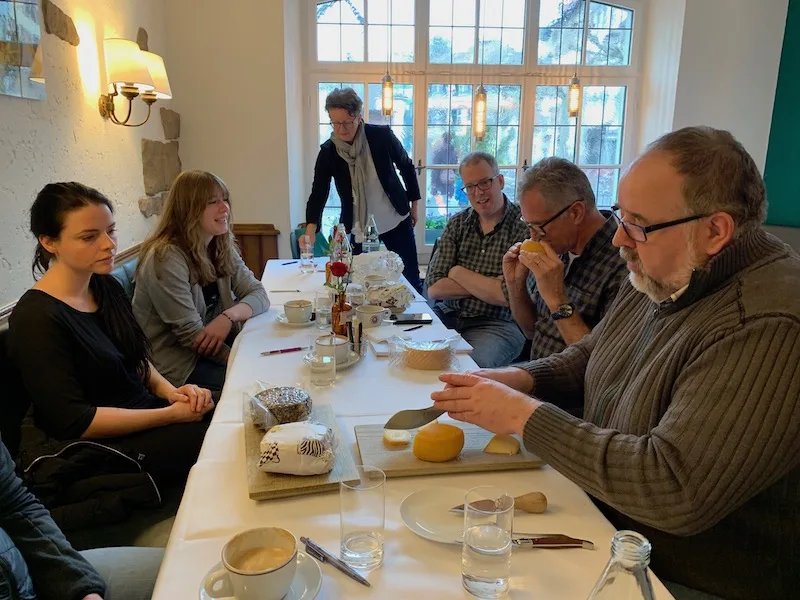 6b4851e3ff1b961904242a13f0cb3168f9edd7aa Die Teilnehmenden des Diplomlehrgangs Käsesommelier stellen ihre Hausaufgaben vor: veredelte Käslein. Kursleiterin Gabriela Frei (Mitte) freut sich über die Kreativität, mit der die Aufgabe gemeistert wurde. (Bild Ruth Bossert)