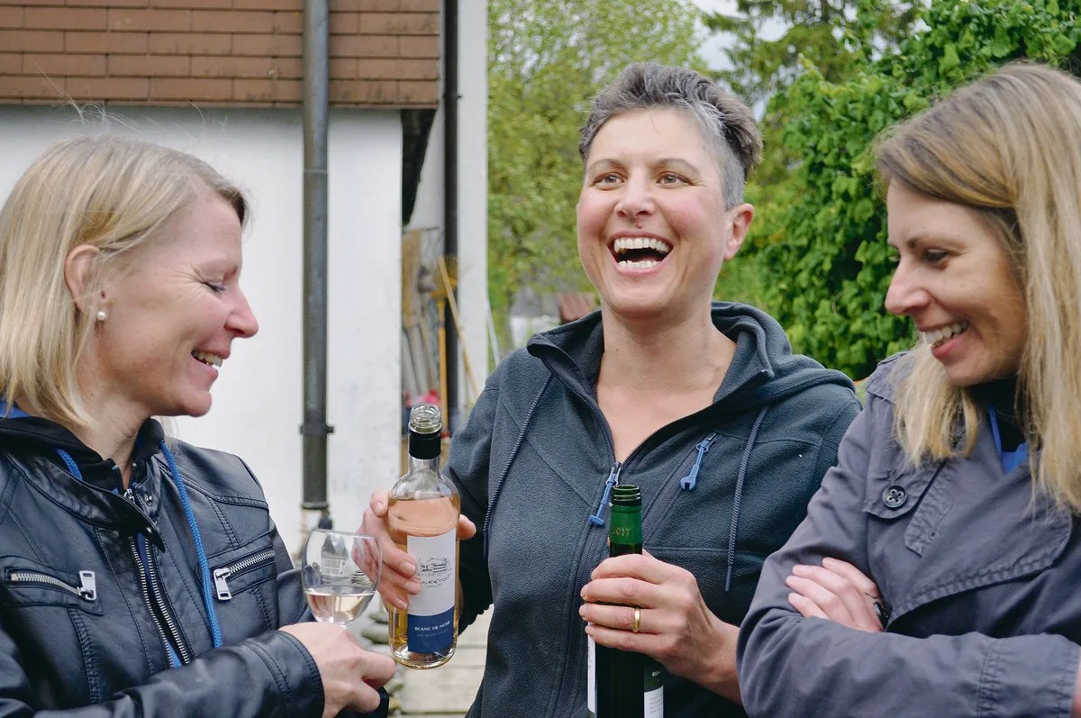 ecccde7cfbc1fb9fce99561fe56cde4b152d757d Christine Alder (Mitte) schenkt ihren Gästen vom LSV Uetendorf hofeigenen Wein aus.(Bild Franziska Schawalder)