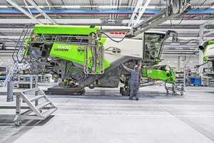 Der Landtechnikhersteller Claas hat ein schwieriges Jahr hinter sich. Am Stammsitz in Harsewinkel (D) müssen nun erneut Beschäftigte in Kurzarbeit gehen.