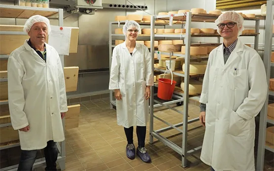 d8ee421828a489629dce8f50fb096d49bdfa5c4f Von links nach rechts: Karl Schafroth, Helena Stoffers, Hans-Peter Bachmann. Die drei Erfinder des neuen Käsereifungsverfahrens im Käsekeller von Agroscope. (Bild Agroscope)