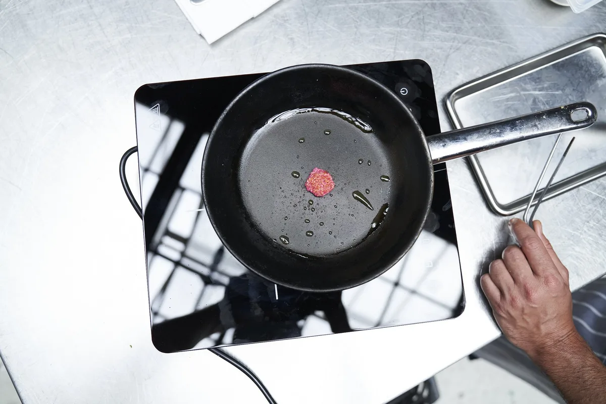 4e1ccf1651d0cd3cdccc59e2e5d6ce791e06645a Das Start-Up stellt bisher Mini-Burger her. (Bild zVg Mirai Foods)
