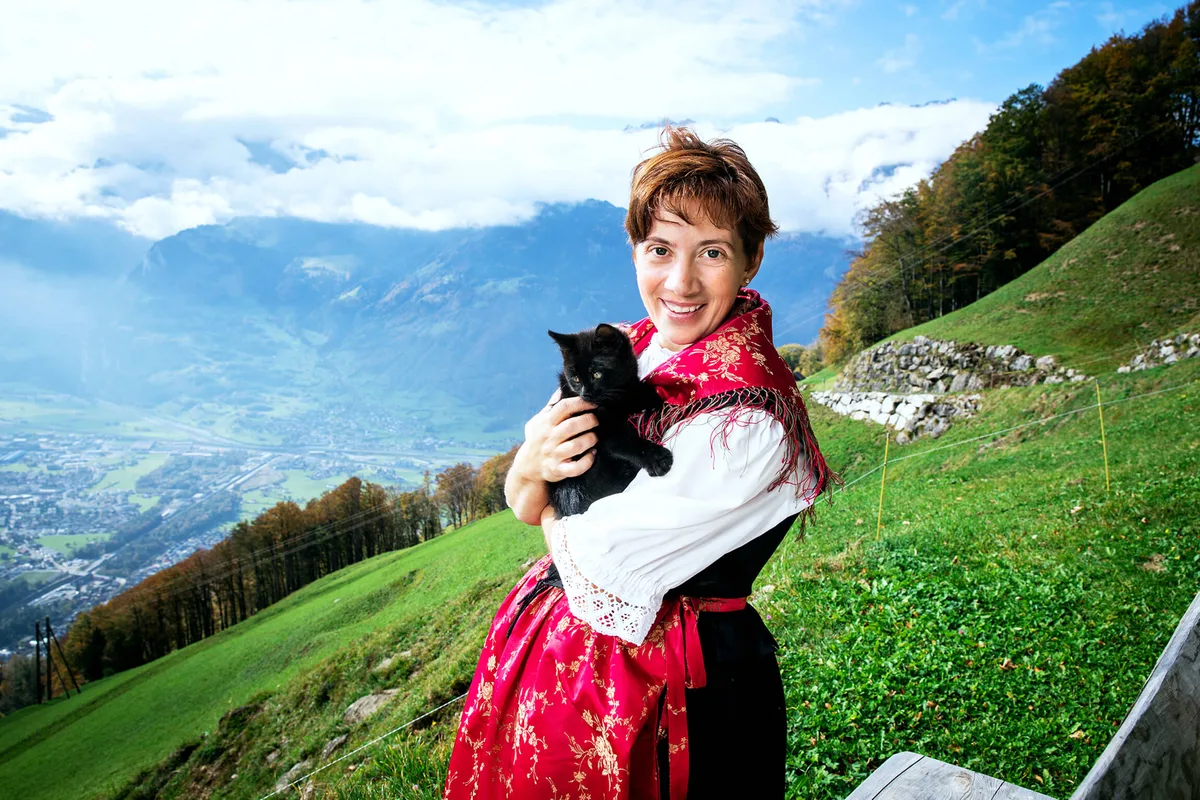 a026a5df6f2b9d4dfaab37fa758cfb59fcf091fd Landfrauenküche 2019 - Theres Marty Foto-Shooting in der Natur mit Ihrer Katze (Bild: SRF/Ueli Christoffel)