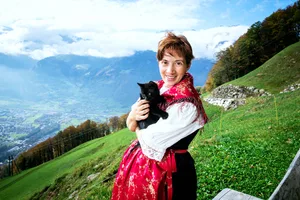 Landfrauenküche 2019 - Theres Marty Foto-Shooting in der Natur mit Ihrer Katze (Bild: SRF/Ueli Christoffel)