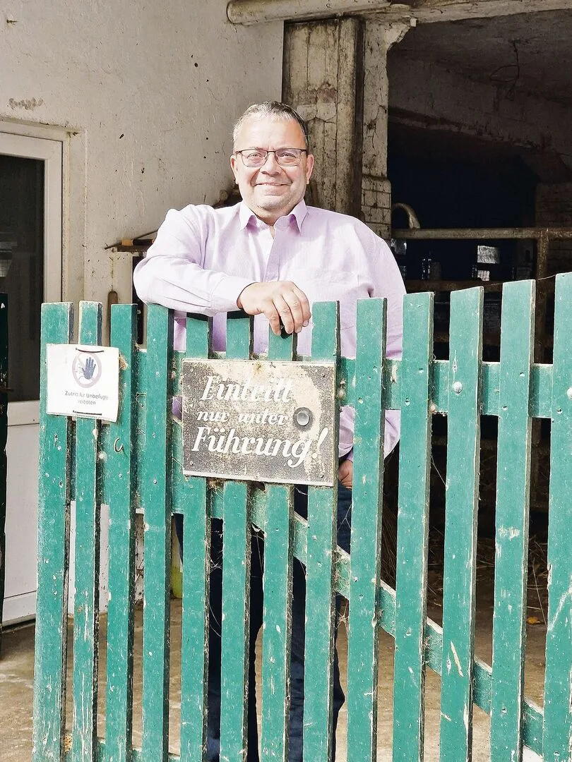 6214237b352a23ff4ed9f510f88ec483d1f58bc5a8c211d7f8f85f22a96cd45e Robert Dreier will Präsident des SOBV werden. Das Schild an seinem Zaun erinnert an frühere Zeiten auf seinem Hof.