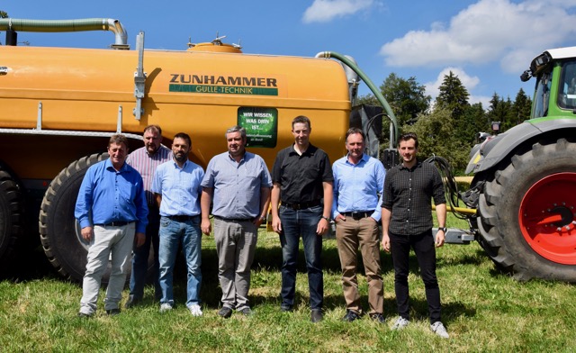 Posieren vor einer hochmodernen und schlagkräftigen Kombination aus Güllefass mit Schleppschlauchverteiler und Fendt-Traktor: Der Vorstand, bestehend aus Vizepräsident Ernst Lüthi (v.l.n.r), Andreas Bürki, Werner Rüttimann, Fernand Andrey, Präsident Samuel Guggisberg und Elmar Fasel. Ganz links: Geschäftsführer Luca Costa. (Bild jw)