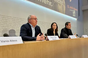 Lancierung der Kampagne für die Initiative für eine 13. AHV-Rente in Bern mit (von links) SGB-Präsident Pierre-Yves Maillard, SP Co-Präsidentin Mattea Meyer und Mitte-Nationalrat Giorgio Fonio.