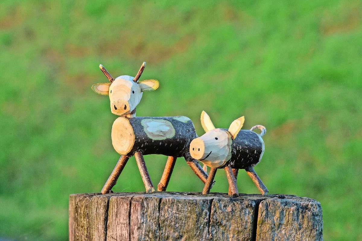 Aus einem Haselstrauch eine Kuh oder ein Schwein basteln: Der Kreativität sind keine Grenzen gesetzt, wer mag, kann die Rinde auch vollständig entfernen und erhält so verschiedene Variationen der Tiere.