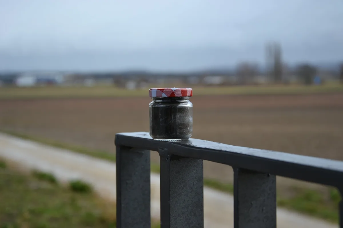 0efe58ee960aab97ea5252caf9bc09aa182dad59 Wie weiter mit dem Schweizer Boden? Sinnbildlich erhielten die Teilnehmer an der Tagung ein Glas voll Seeland-Erde. (Bild jsc)