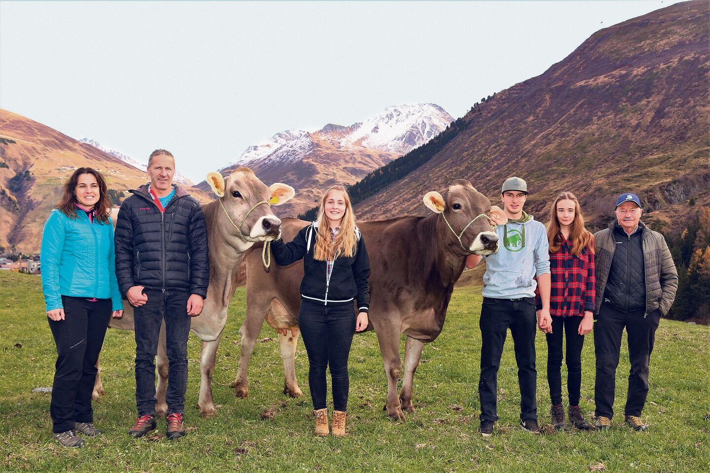 Sarah, Urs, Sarina, Janis und Lynn Gisler, Onkel Hans Regli und die  beiden stolzen Braunviehkühe Blooming Belinda und Calvin Cameron (v. l.).
