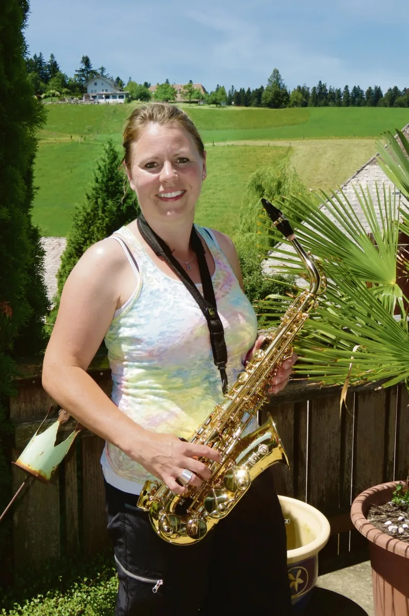 9adc6fa4421d00b2e1b78ce6518405ed79737db5 Beinahe ihr Leben lang spielt Lucia Jakob-Renscht in der Blasmusik das Saxofon. Nach der Probe geht sie meist noch mit den Kameraden weg.(Bild Barbara Heiniger)