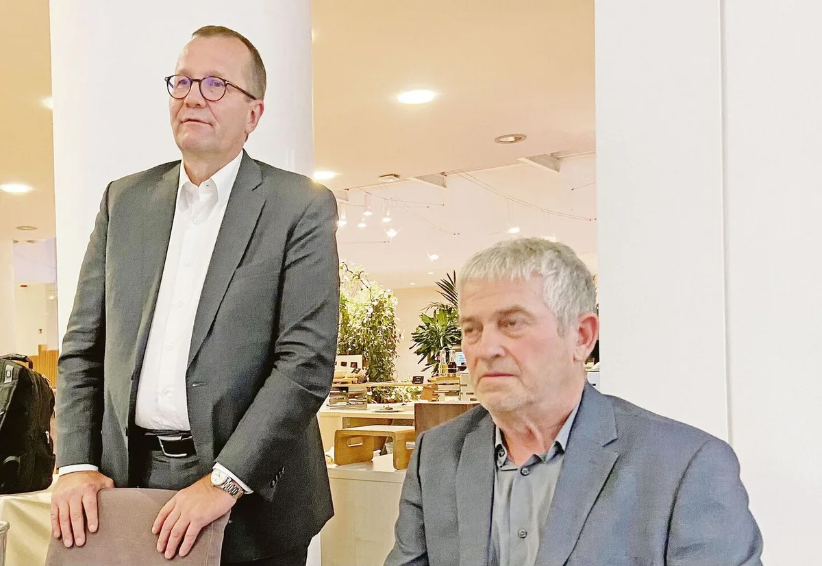 1579d4e2a04f6bd930ca086ff7416455fb5eae0b36539a7f14c1c78bda66f5f0 Besorgte Gesichter: Pekka Pesonen, Generalsekretär der EU-Landwirte (l.), und der oberste slowenische Bauer Roman Zveglic fürchten um die Konkurrenzfähigkeit ihrer Mitglieder.