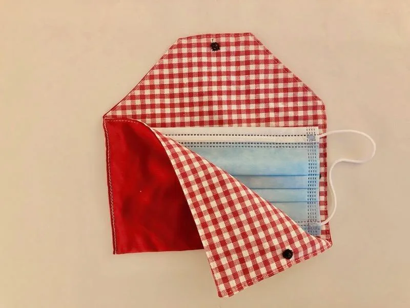 4b902811cb5afe1f5819153c473cfa3c05f19977 Die Nähanleitung ist für ein Etui für eine gängige Einwegmaske konzipiert. (Bilder Esther Thalmann)