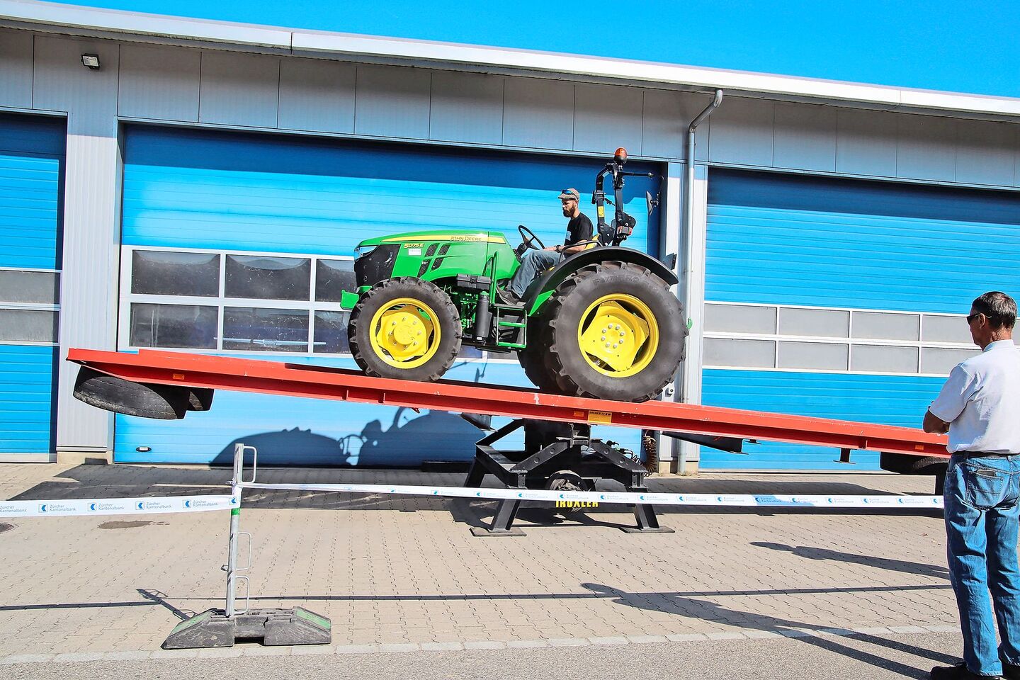 Der grosse Klassiker beim Geschicklichkeitsfahren ist die Fahrt mit dem Traktor über eine Wippe.