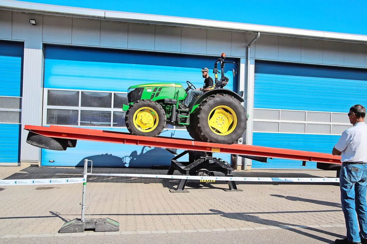 Der grosse Klassiker beim Geschicklichkeitsfahren ist die Fahrt mit dem Traktor über eine Wippe.