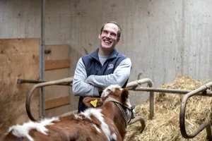 Young Farmer Matthias Zaugg lebt auf einem denkmalgeschützten Hof. Bild: Pia Neuenschwander