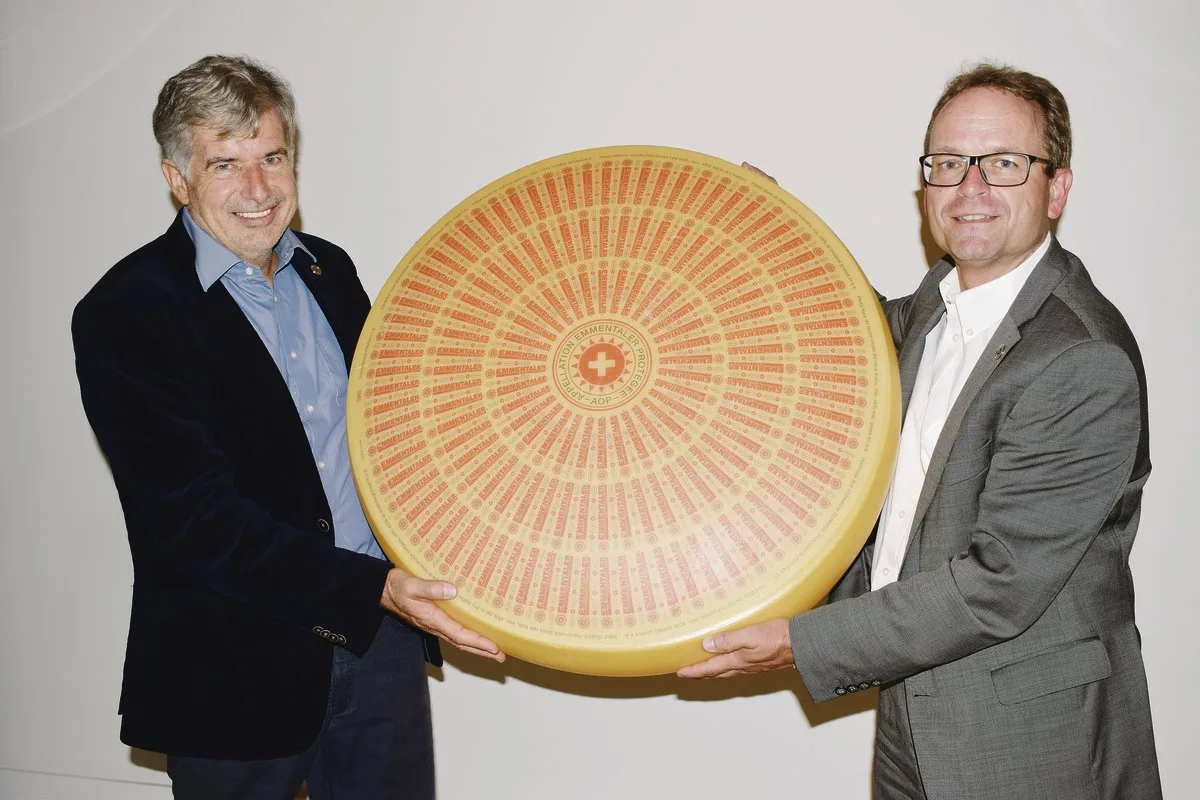2fbf4afb3171fab5a42952ce33126197e00d8092 Übergibt den Käse und die dazugehörige Schaukäserei: Kurt Nüesch (links) tritt als Verwaltungsratspräsident ab. Neu übernimmt Daniel Alain Meyer (rechts) dieses Amt.(Bild Daniela Joder)
