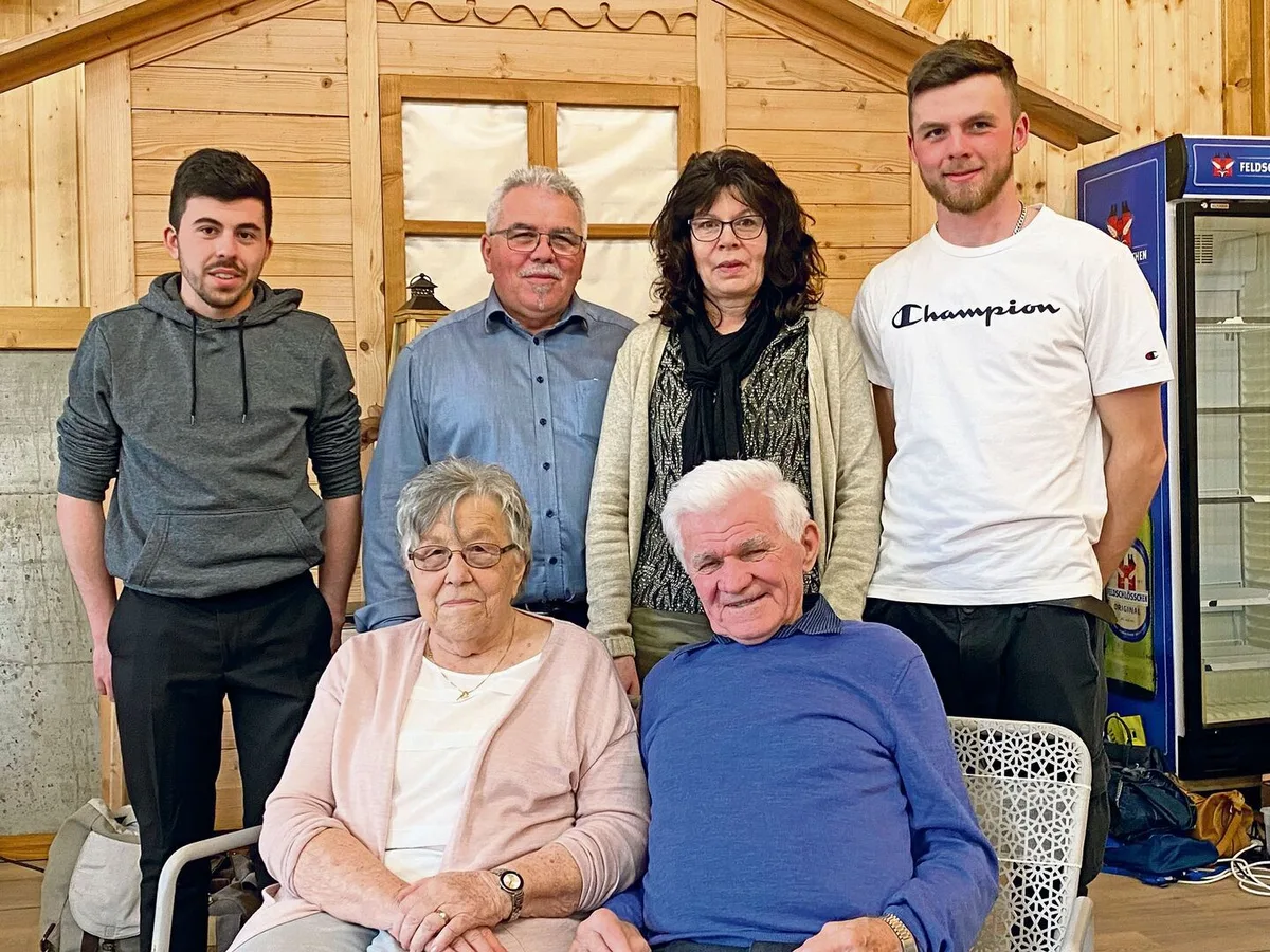 ee2358c1cab7c29627c5d2073ebb4d328e9786c09712b06a2723074f57ff5d78 Drei Generationen der Familie Baltensperger, sitzend Verena und Jakob Baltensperger, stehend v. l. n. r.: Marco Baltensperger, Hanspeter und Brigitte Baltensperger, David Baltensperger.