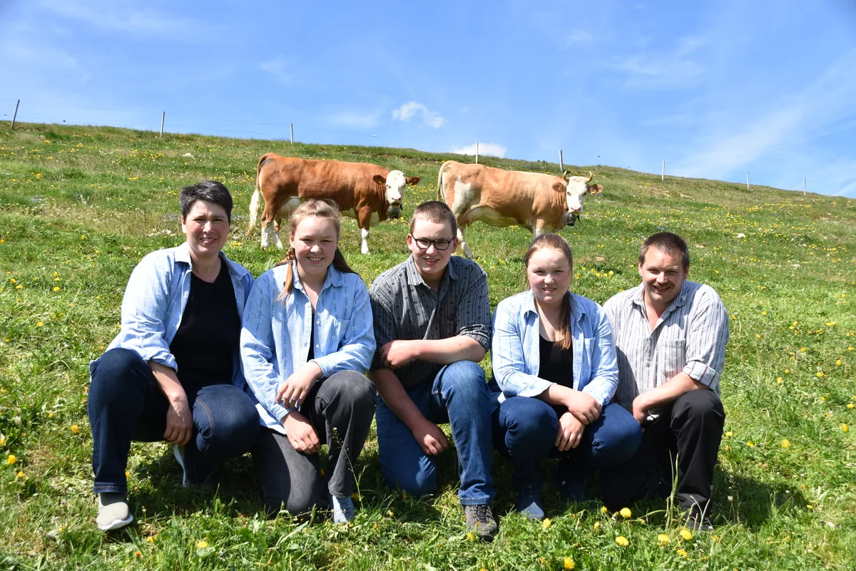 DSC_0125.JPG Die Familie Marlies und Adrian Kamber mit den Kindern Christa, Hansueli und Aline. Das Bild wurde schon diesen Frühling gemacht.