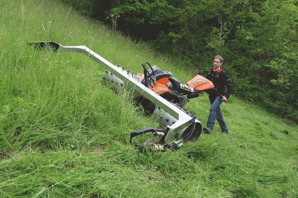 223e9b3bd9d2d7ad984c02c3e200b4630f55a398 Mit modernen Hangmähern nutzen Landwirte Steilhänge. Bild: Beat Schmid