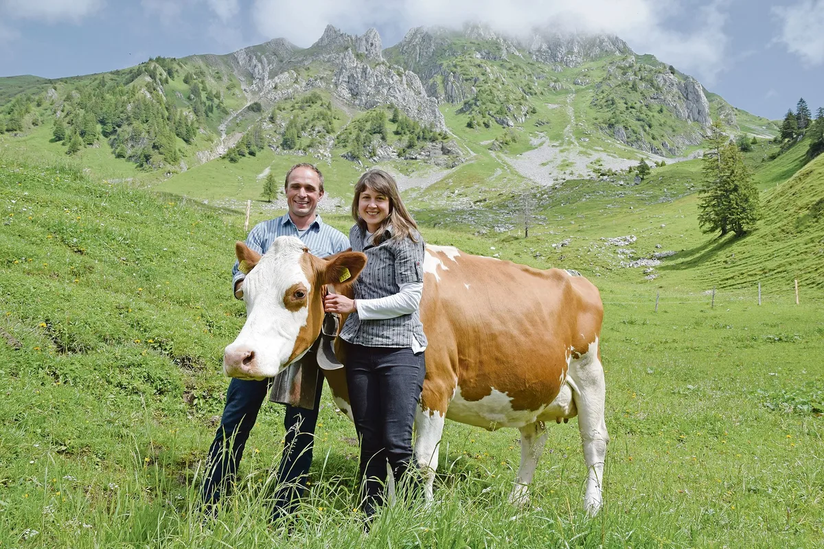 4f325d5cfbf3a8c8d2399a072a956096f61f3737 Kurt Zürcher und Christine Gilgen sind beruflich wie privat ein eingespieltes Team. Hier mit ihrer 13-jährigen Kuh Jris. Alle drei verbringen dieses Jahr den zehnten Sommer auf der Alp. (Bilder BauZ/Peter Fankhauser)