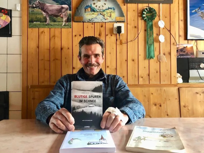 6e562effec34fc645c0d0c5365c6a8fa80e16b74 «Blutige Spuren im Schnee» ist Hansjakob Martis drittes Buch. Und der 69-Jährige Bauer hat noch weitere Geschichten in der Pipeline. (Bilder Esther Thalmann)