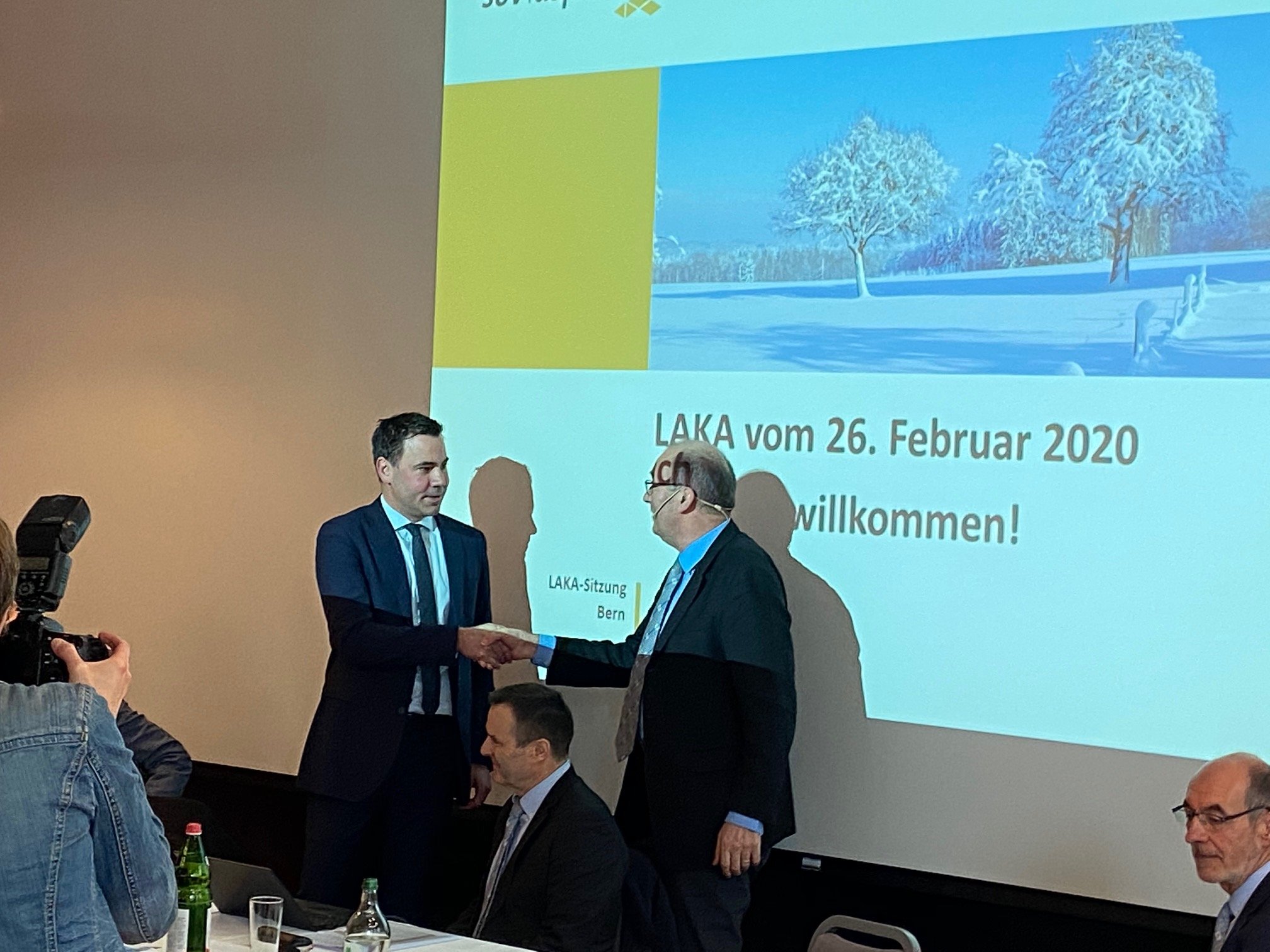 Der neue Direktor Martin Rufer erhält die erste Gratulation von Markus Ritter. Rechts im Bild Vorgänger Jacques Bourgeois. (Bild akr)
