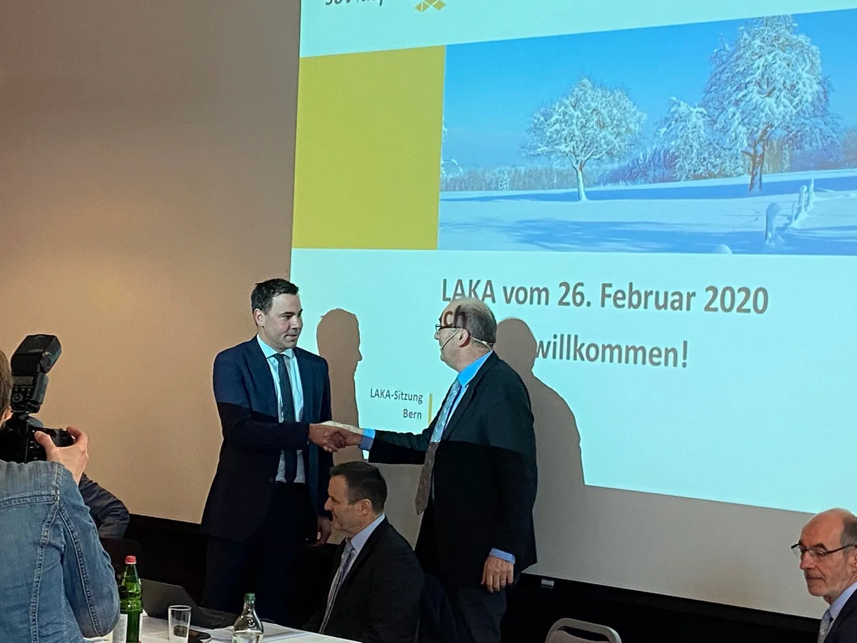 0d90b17db5e9b6fe7f4bedacf089a0f3590fbffe Der neue Direktor Martin Rufer erhält die erste Gratulation von Markus Ritter. Rechts im Bild Vorgänger Jacques Bourgeois. (Bild akr)