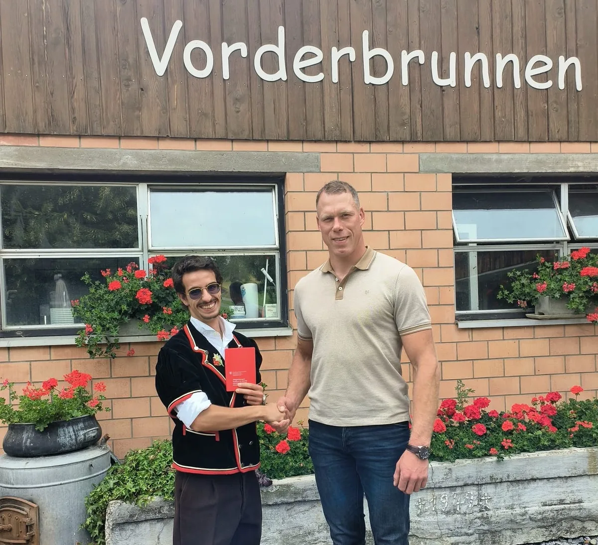DeBenedetto-Sempach-Lehrabschluss Schwingerkönig Matthias Sempach gratuliert seinem Lehrling Francesco De Benedetto zum EFZ