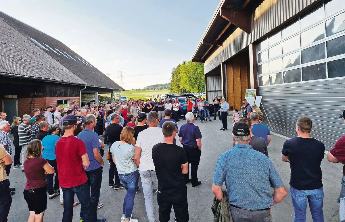 f5fbe89f632b7f2059feadedb8889b0ab4aa8e8d64db9cd12fe925e5ebca90d2 Grosses Interesse für die Informationen von Berater Beda Estermann (Mitte) und Betriebsleiter Stefan Troxler (vorne rechts) letzte Woche beim Obermoos in Hildisrieden.
