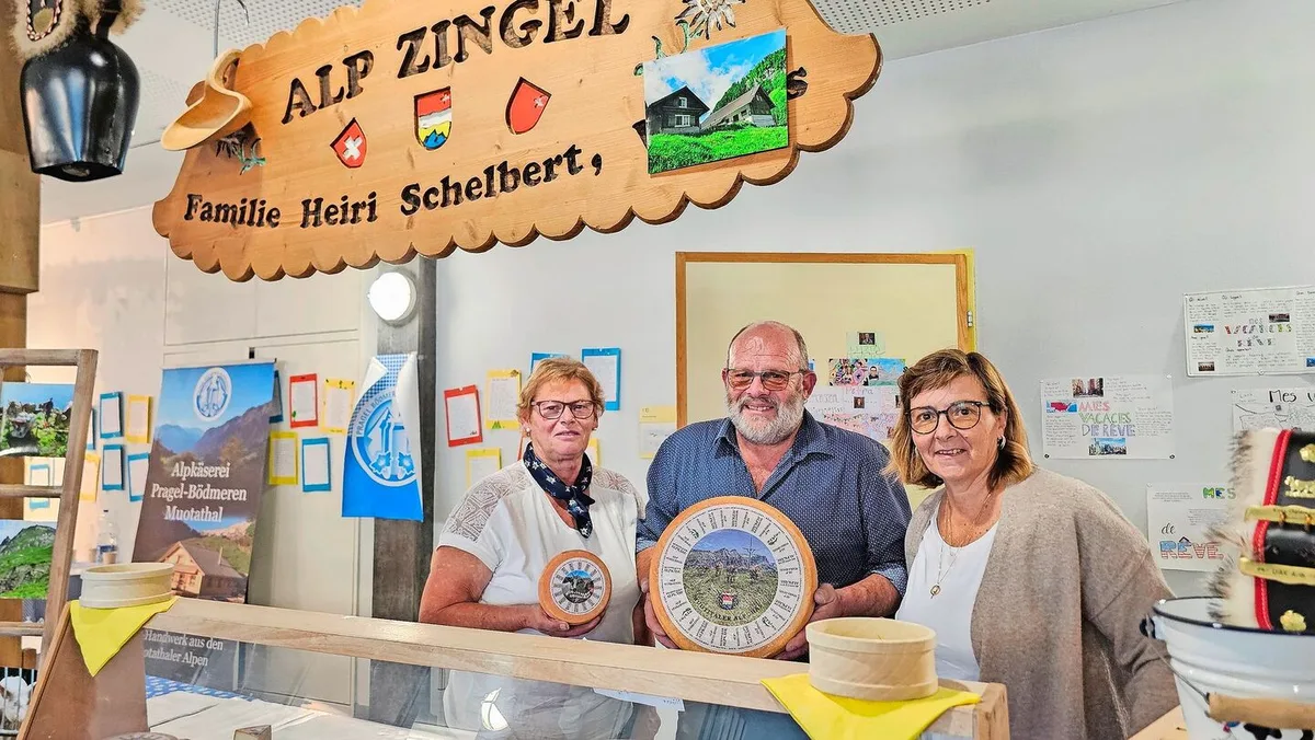 14d4e773bbf12ae2882e72c9641923cf5ed308f9a8129405fddeb92669fd3d88 Agnes und Heiri Schelbert mit Helferin Monika Stadelmann (r.) verkauften reichlich Alp- und Geisskäse.