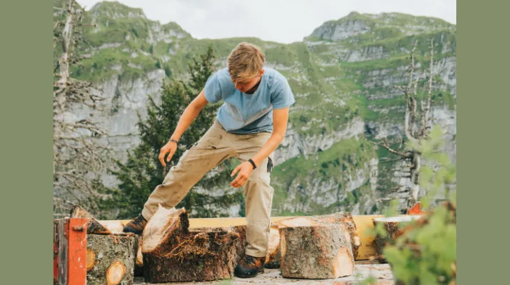 625d30e5536c12c95f1ad7680f360835b80b9fae Die zugesägten Holztötze werden von Petra Fässler auf den «Budäbus» geladen. (Bild Yasemin Salman)