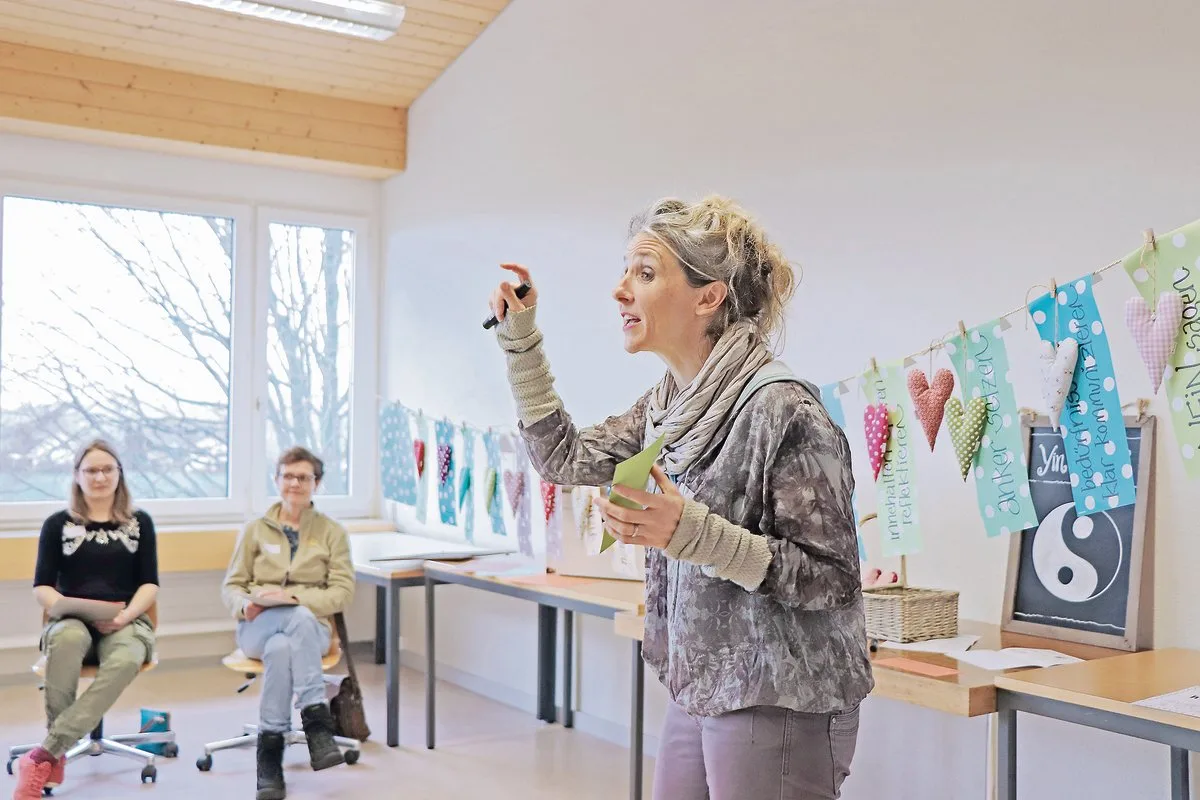 5940612202f665ca9f4a36f4a30ee7b9fc2f6c88 Doris Müller alias «Frau leben-dig» nannte als typische Kraftquellen für die Frau die Natur, feine Bewegung, die Elemente Wasser und Erde, stille Momente und kreativ sein. (Bild zVg)