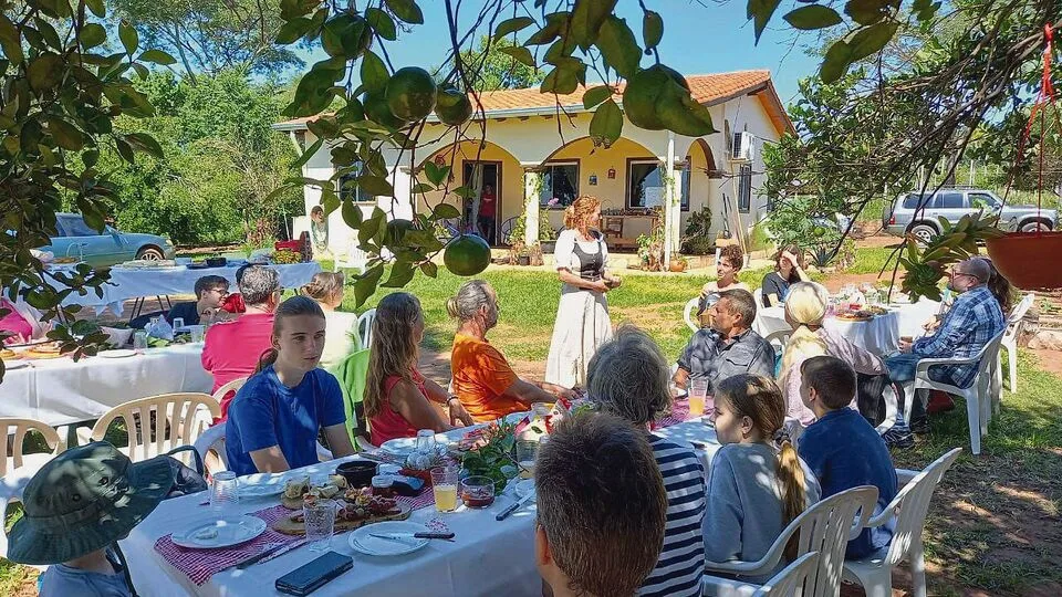 50bfa9175f54a5a8881bf338d38b4ca1ddbb8364cf9e551753f86af8d7c43ffc Über 60 Gäste besuchten den ersten Brunch auf dem Hof von Michèle Huber. Es erfüllt ihr Bauernherz mit Freude, wenn die Besucherinnen und Besucher die Produkte schätzen und mit Dankbarkeit kaufen.
