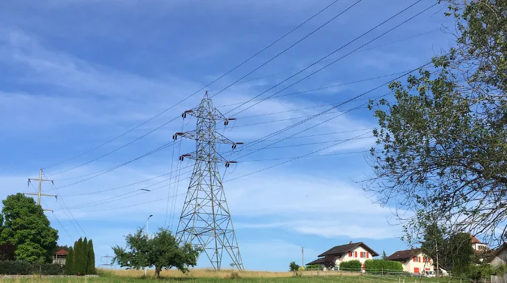 bc1f3b7aaf0cb236b2a1b91f3f3df9e221fa9584 Freileitungen gibt es viele in der Schweiz. Auch wenn die Masten hoch sind, die Stromleitungen bleiben gefährlich. (Bild jsc)