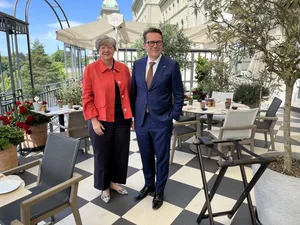 Die neue Präsidentin, die Freiburger Ständerätin Isabelle Chassot, und der abtretende Präsident, der St. Galler Ständerat Benedikt Würth, strahlen mit der Sonne um die Wette.